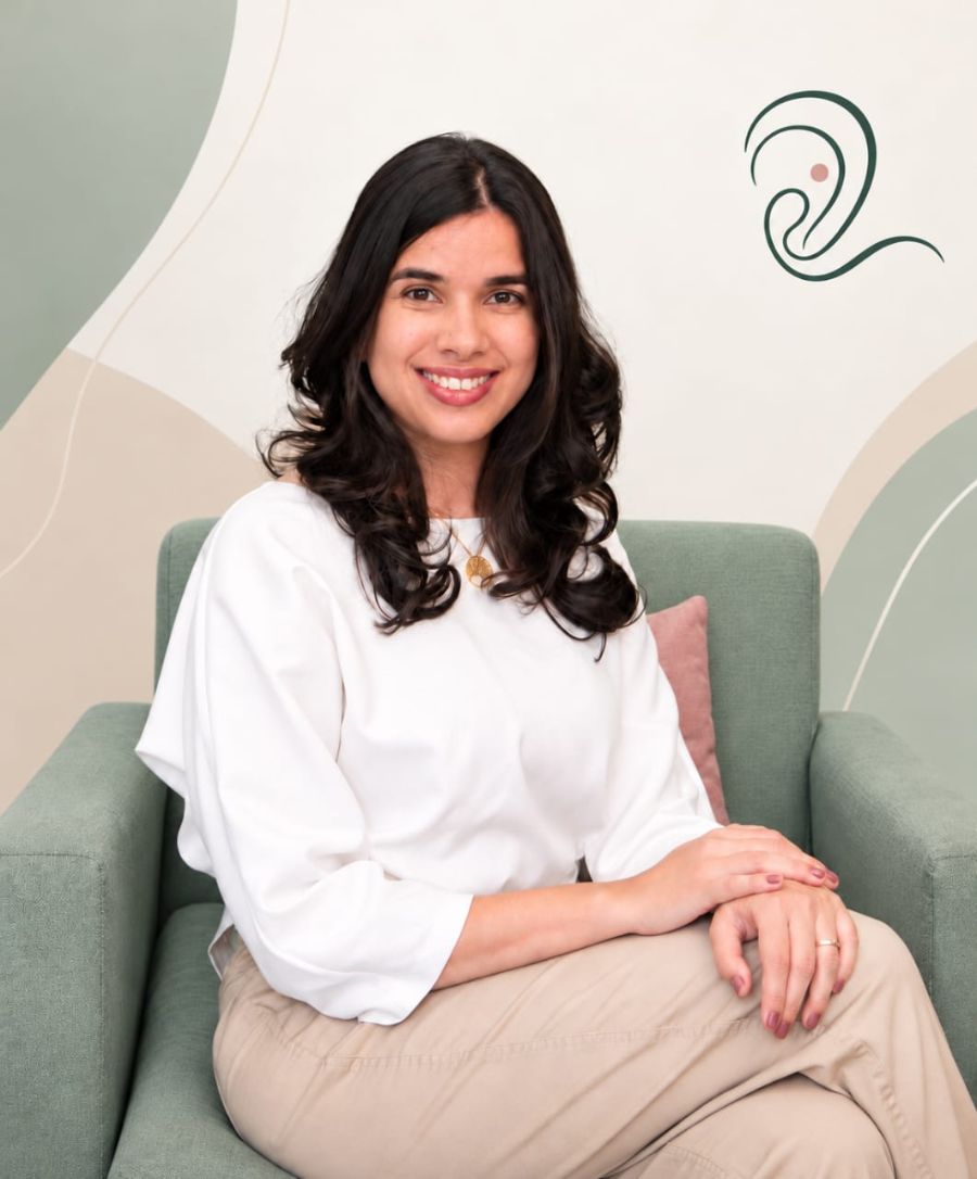 Giselle Buarque, fisioterapeuta, sentada em uma poltrona na clínica